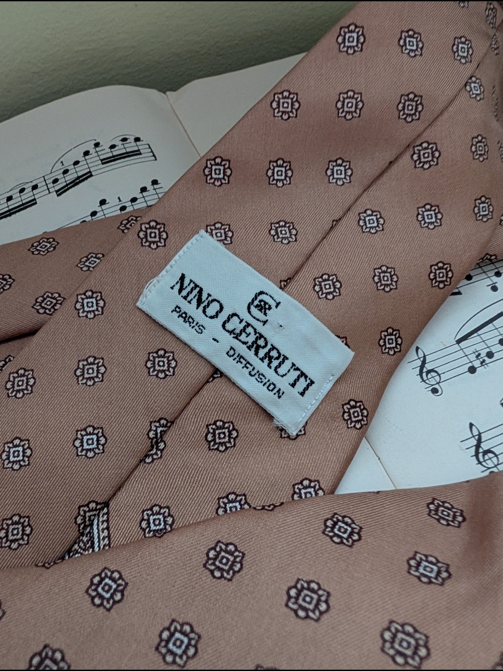Vintage Nino Cerruti Men's Beige Patterned Tie